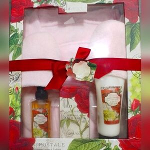 Deluxe Robe And Slippers With Vanilla Rose Bath & Body Gift Set -